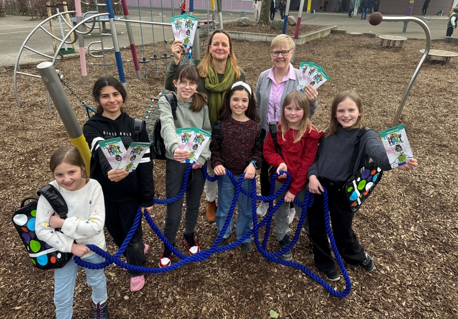 Zusammen anstatt allein – Susanne Kirchner (hinten links - Stadt Paderborn) und Claudia Voß (hinten rechts - Kreis Paderborn) freuen sich mit interessierten Kindern auf das neue Kulturrucksackjahr